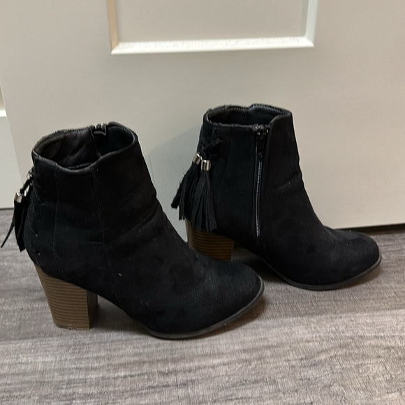 Rue 21 Black Suede Ankle Boots Size 7 - Picture 4 of 6